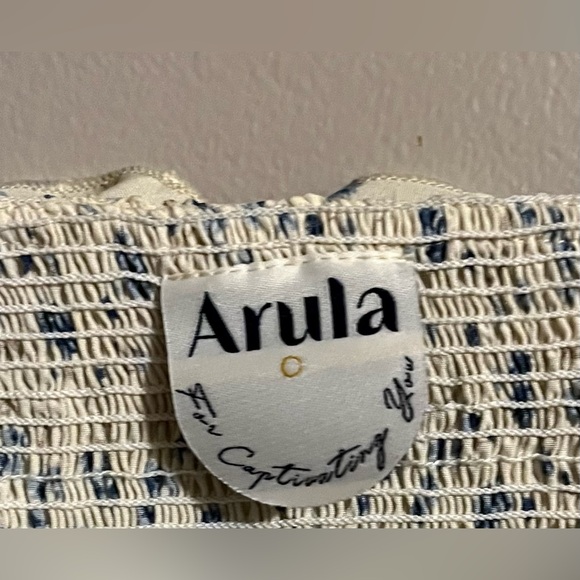 $8❤️Bundled Arula Cream Floral Smocked Top - Picture 2 of 6